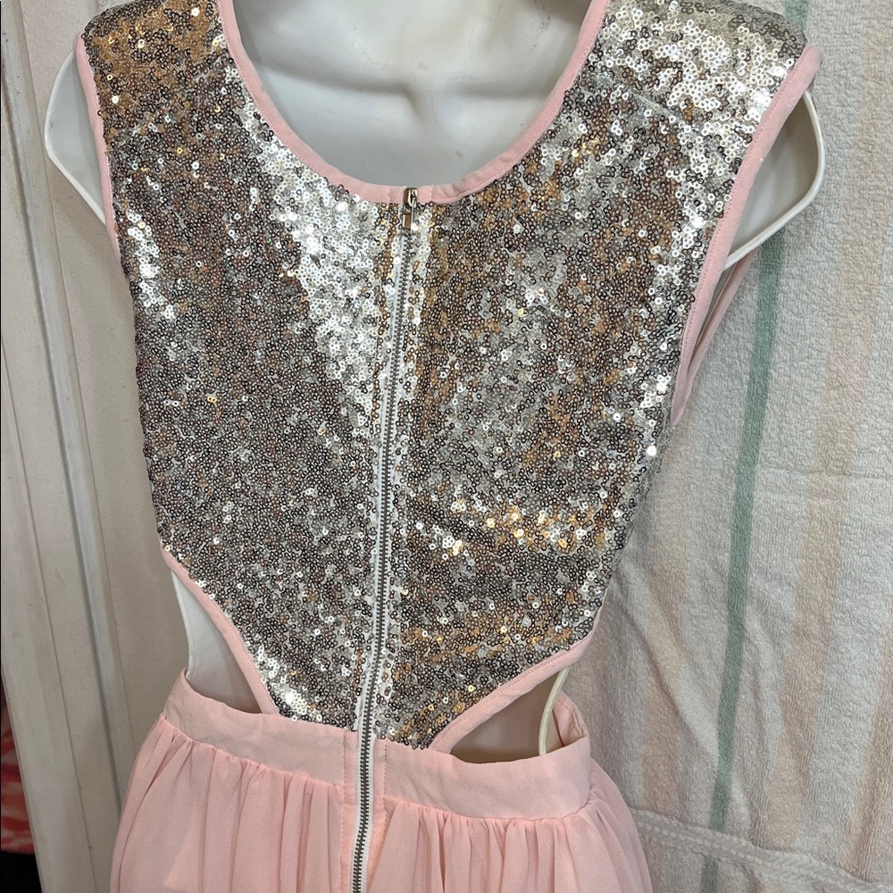 🩶🩷🩶🩷🩶SILVER SEQUIN & LIGHT PINK DRESS. ABOVE THE KNEE🩷🩶🩷🩶 - Picture 4 of 6